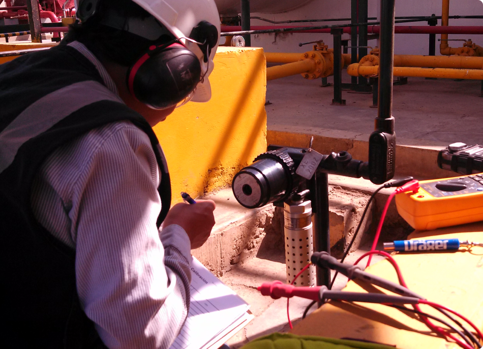 Equipo de ingenieros de GDS del Perú trabajando en proyecto industrial